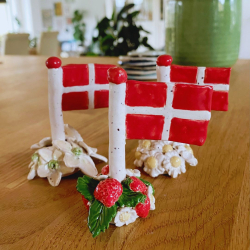 KERAMIKFLAG MED JORDBR  - 8 cm