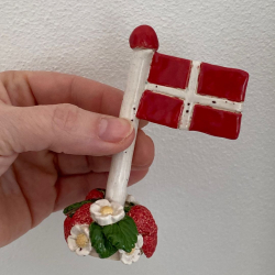 KERAMIKFLAG MED JORDBR  - 8 cm