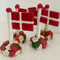 KERAMIKFLAG MED JORDBR  - 8 cm