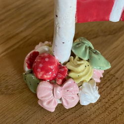 KERAMIKFLAG MED SLJFER OG SLIK  - 8 cm