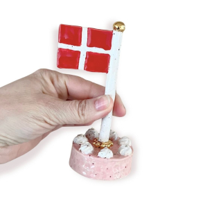 KERAMIKFLAG LAGKAGE med gulddetaljer - 12 cm